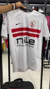 القميص الأساسي لنادي الزمالك لموسم 2025/26، وهو من تصميم شركة نايكي.